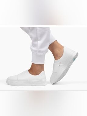 Gales Frontline White Slip-On Nurse / Medical Shoes - Like New!